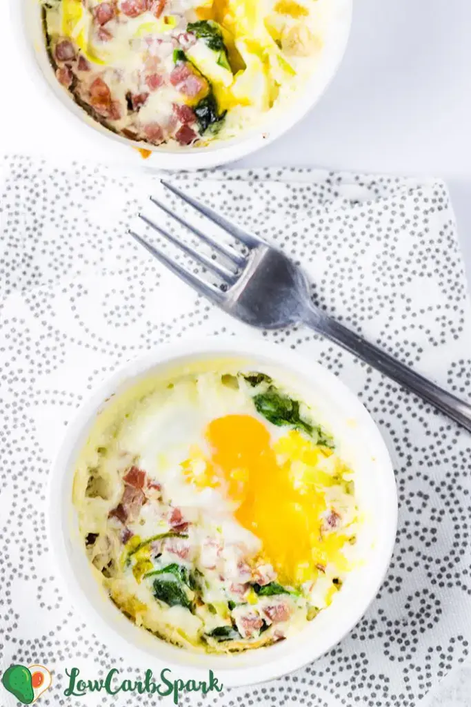 Creamy Baked Eggs with Leeks, Spinach and Bacon recipe by Low Carb Spark