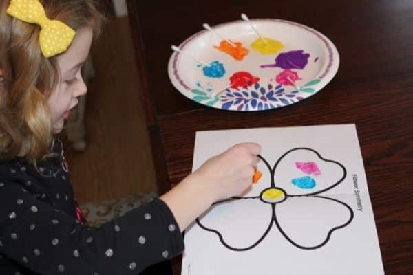 Child painting flower - symmertry art for kids