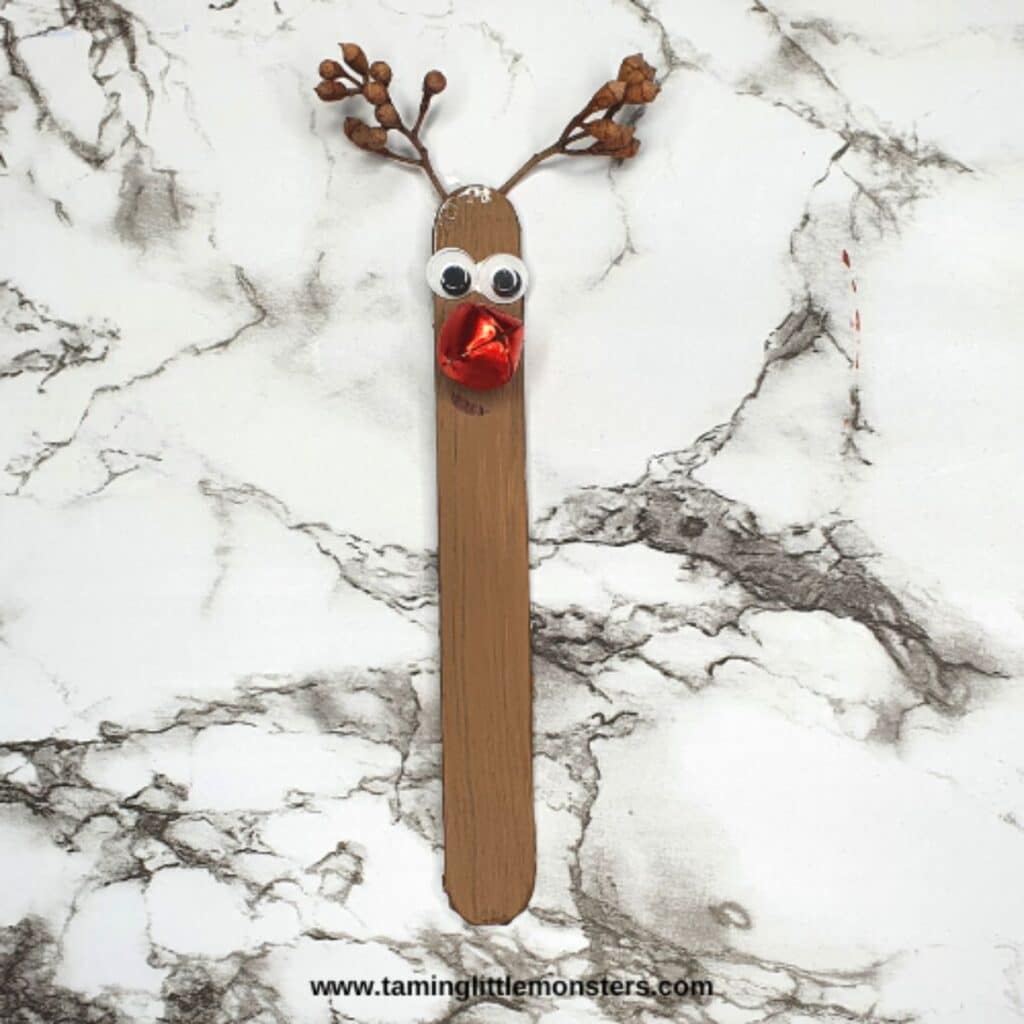 craft stick reindeer by Taming little monsters