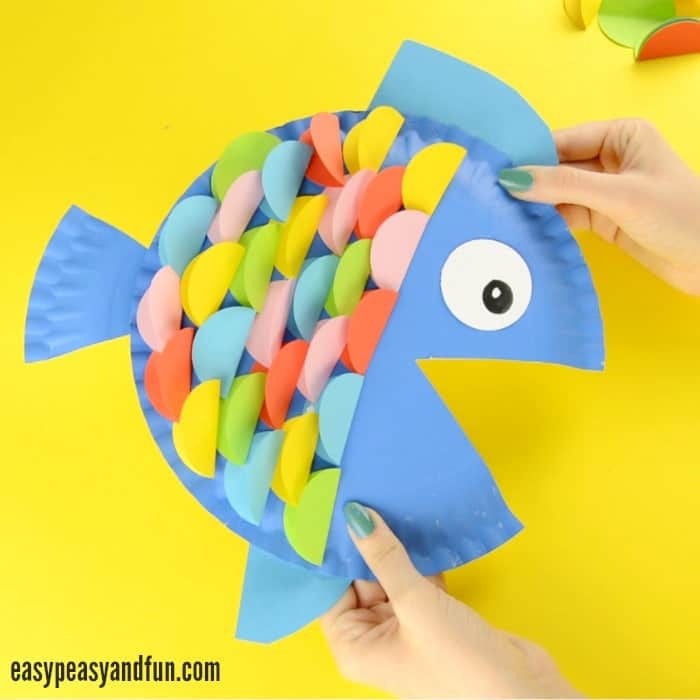 paper plate rainbow fish craft by Easy Peasy and Fun
