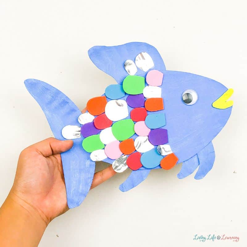 easy paper plate rainbow fish by Living Life and Learning